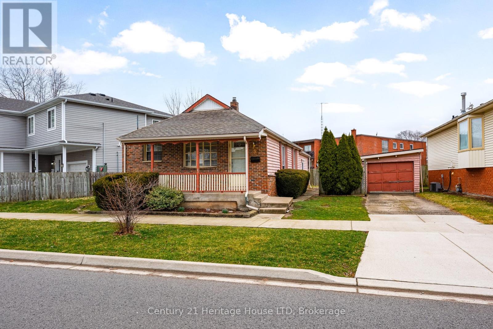 57 Leeper Street, St. Catharines, Ontario  L2S 2N1 - Photo 4 - X12923594