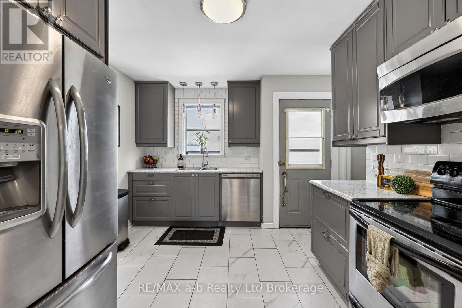 27 Fyfe Avenue, Woodstock, Ontario  N4S 3S5 - Photo 8 - X12923762