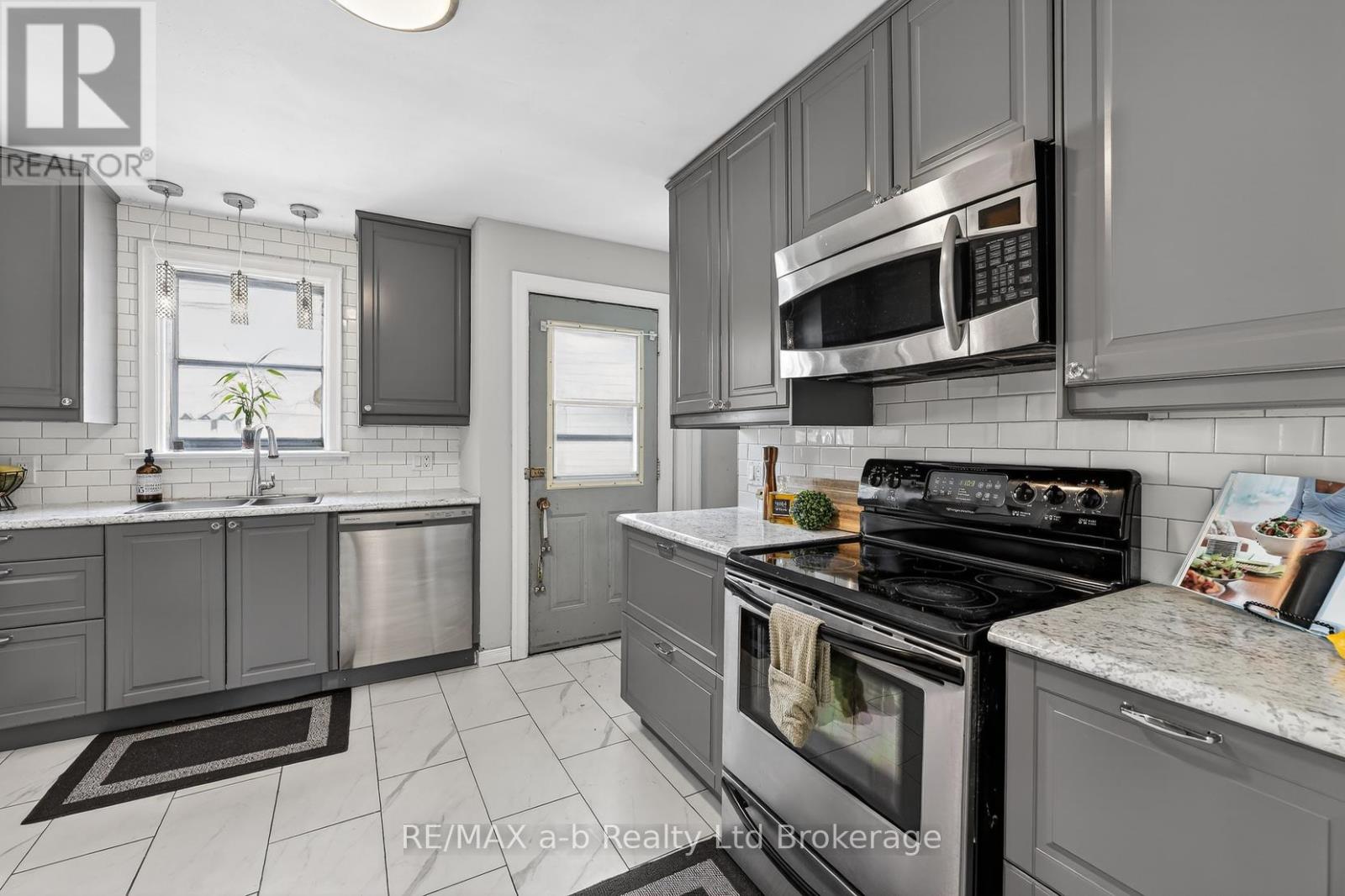 27 Fyfe Avenue, Woodstock, Ontario  N4S 3S5 - Photo 9 - X12923762