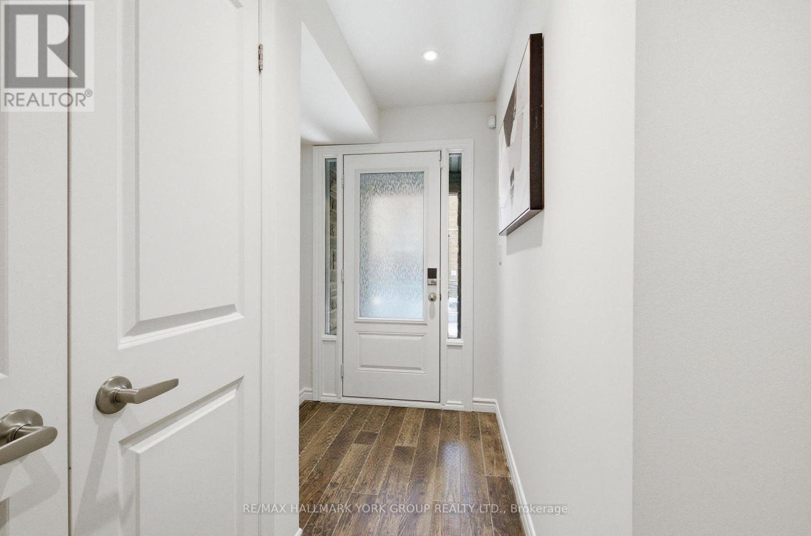 104 Gordon Circle, Newmarket, Ontario  L3Y 0C9 - Photo 2 - N12923564