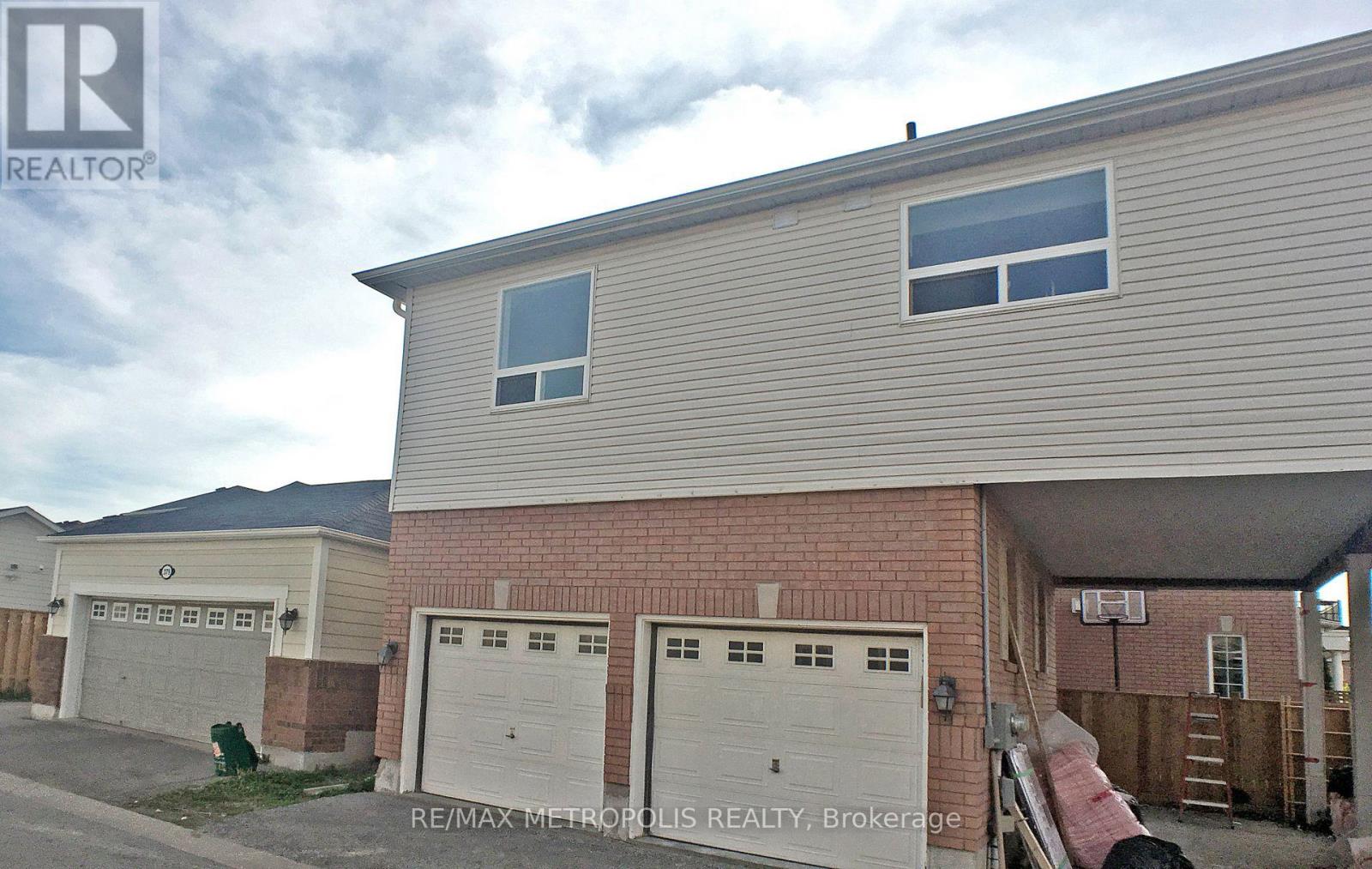 Coach - 381 Country Glen Road, Markham (Cornell), Ontario  L6B 0H8 - Photo 4 - N12923764