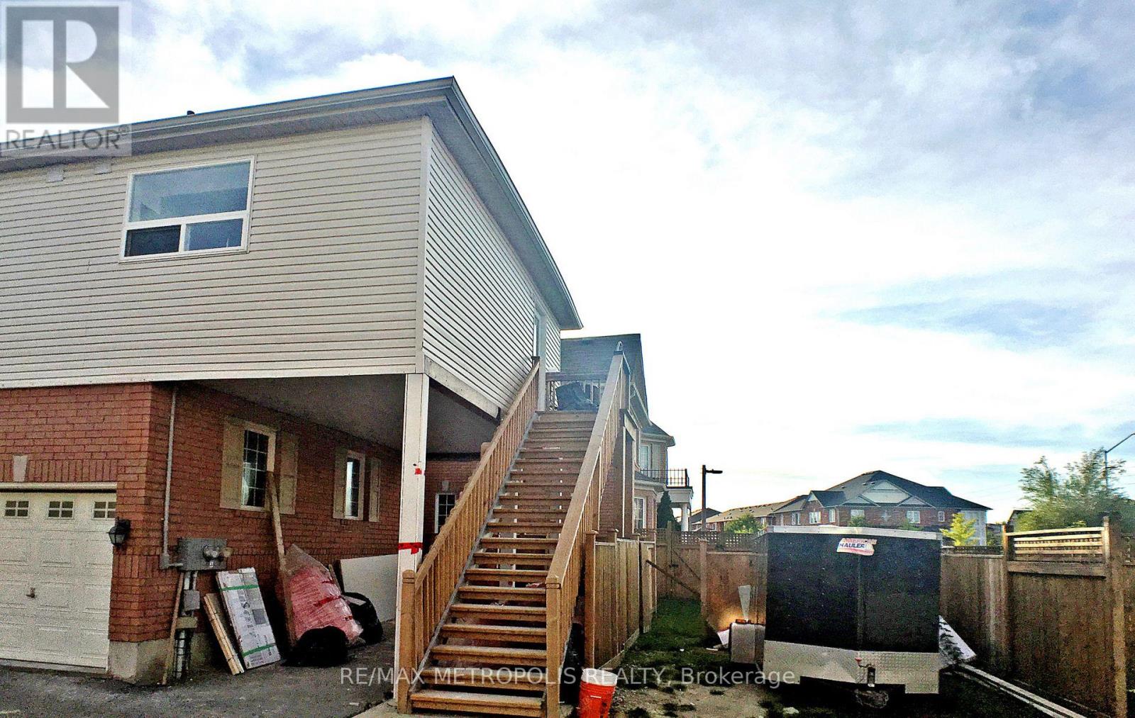 Coach - 381 Country Glen Road, Markham (Cornell), Ontario  L6B 0H8 - Photo 5 - N12923764