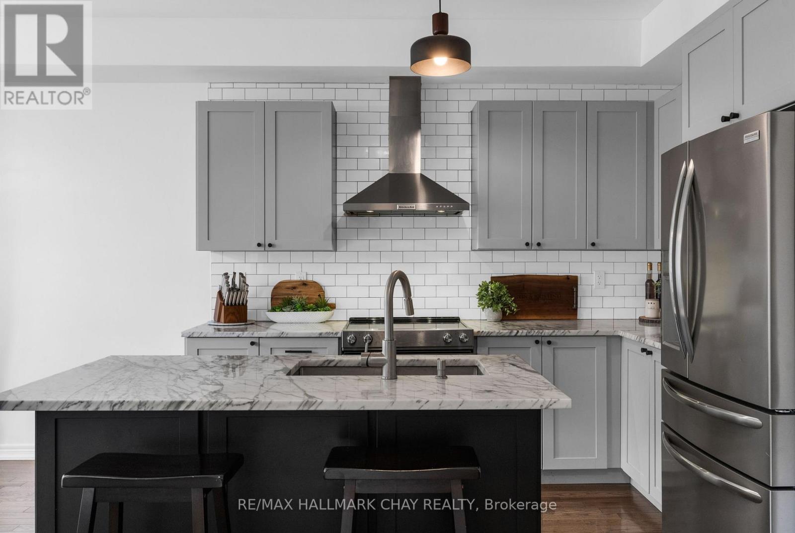 81 Greenwood Drive, Essa (Angus), Ontario  L3W 0N5 - Photo 11 - N12923868