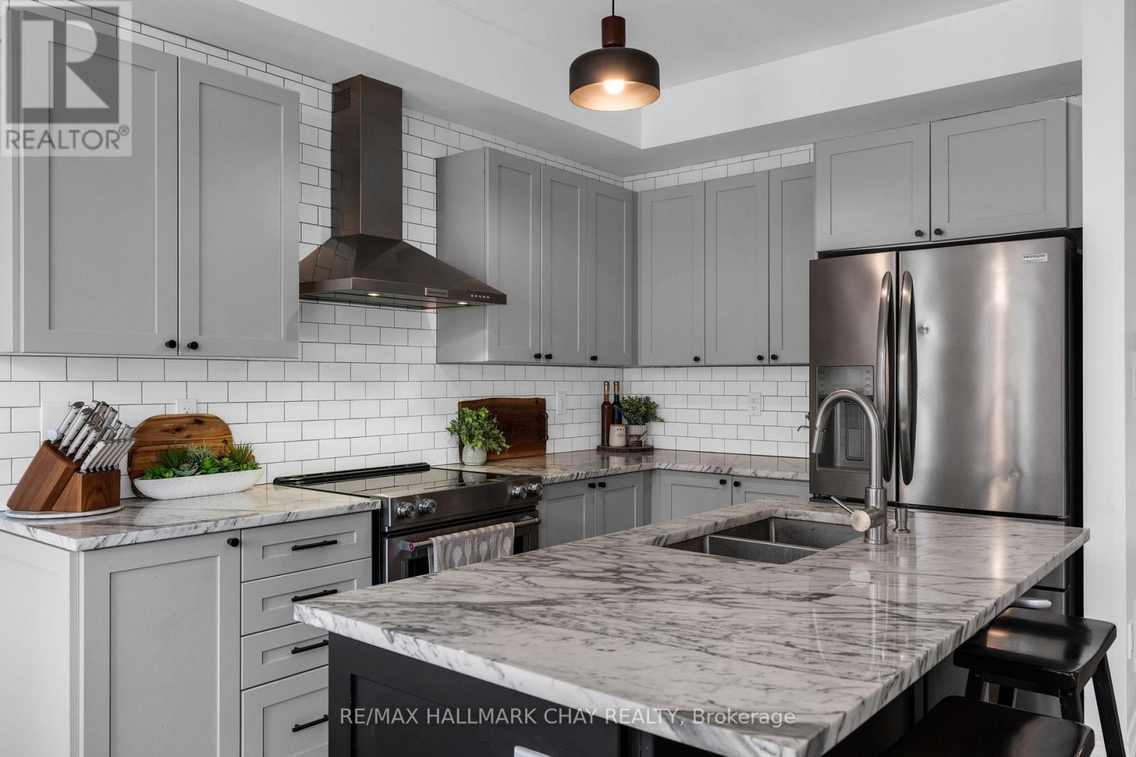 81 Greenwood Drive, Essa (Angus), Ontario  L3W 0N5 - Photo 13 - N12923868