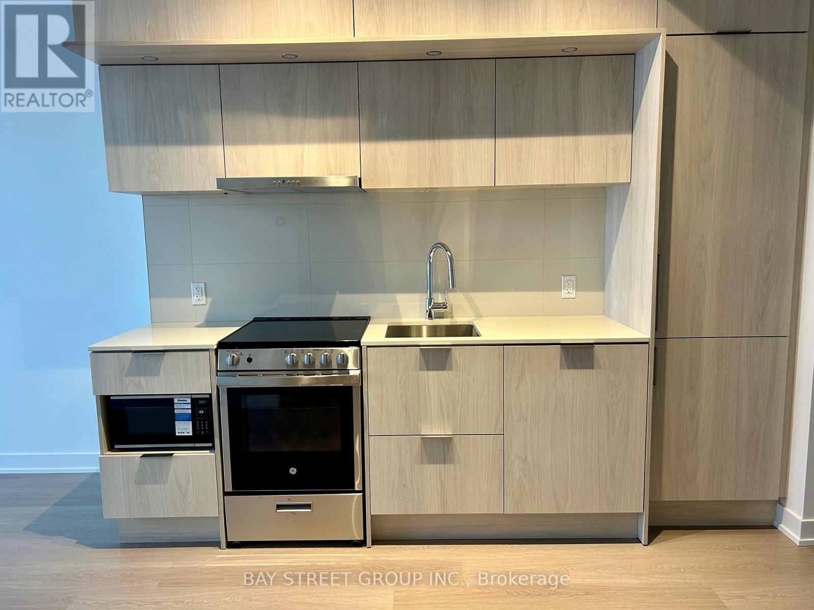 1308 - 448 Burnhamthorpe Road W, Mississauga, Ontario  L5B 4M6 - Photo 6 - W12916078