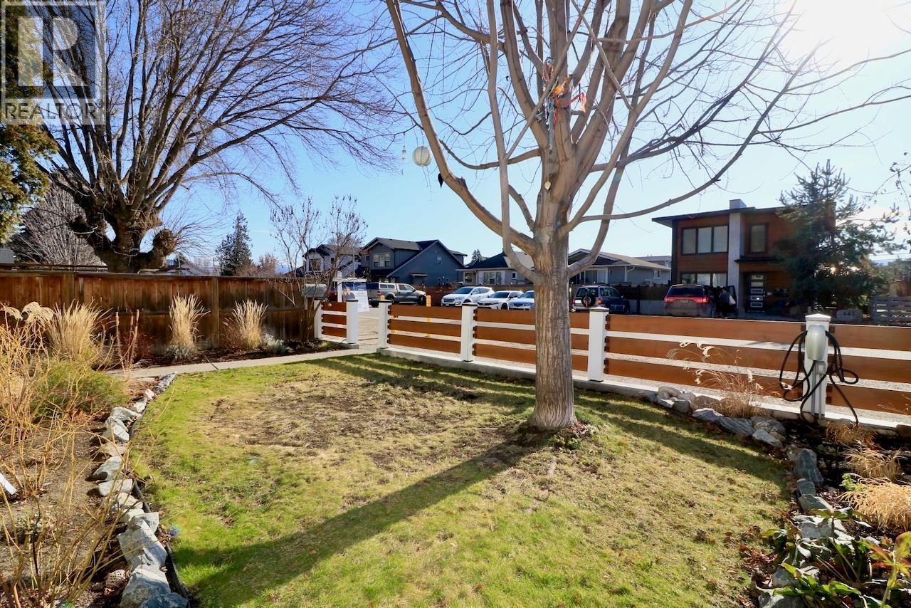 640 Roanoke Avenue, Kelowna, British Columbia  V1Y 7K8 - Photo 3 - 10379844