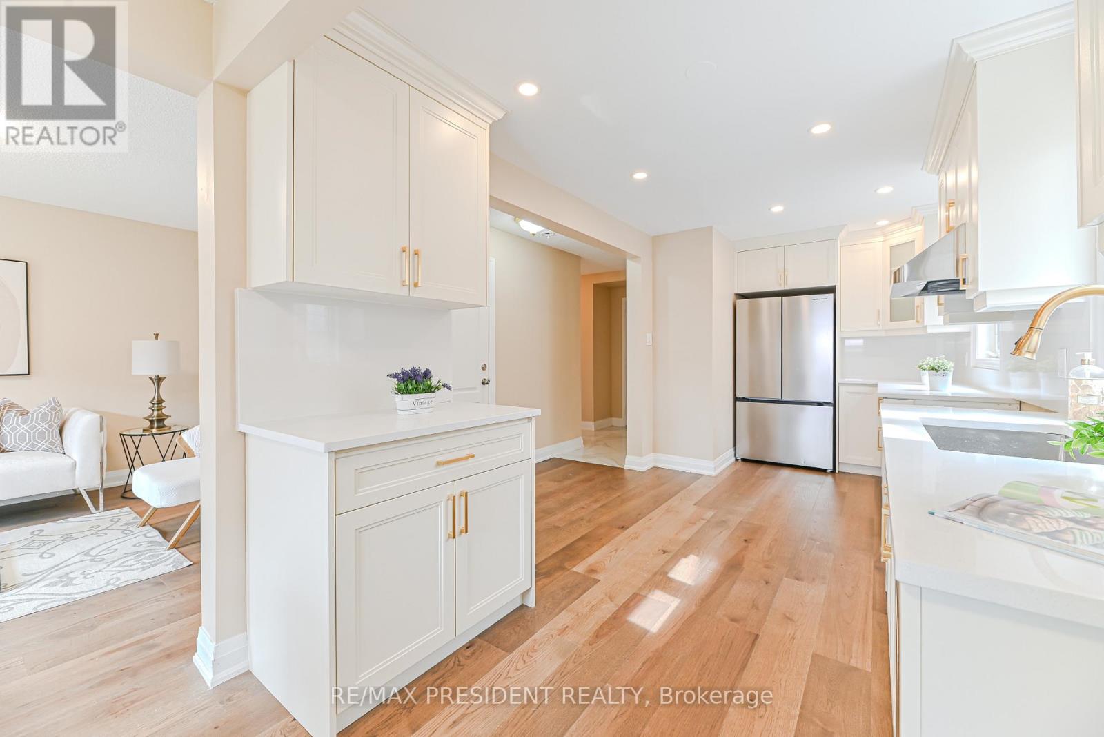 4 Lawnview Court, Brampton, Ontario  L7G 1T4 - Photo 10 - W12923568