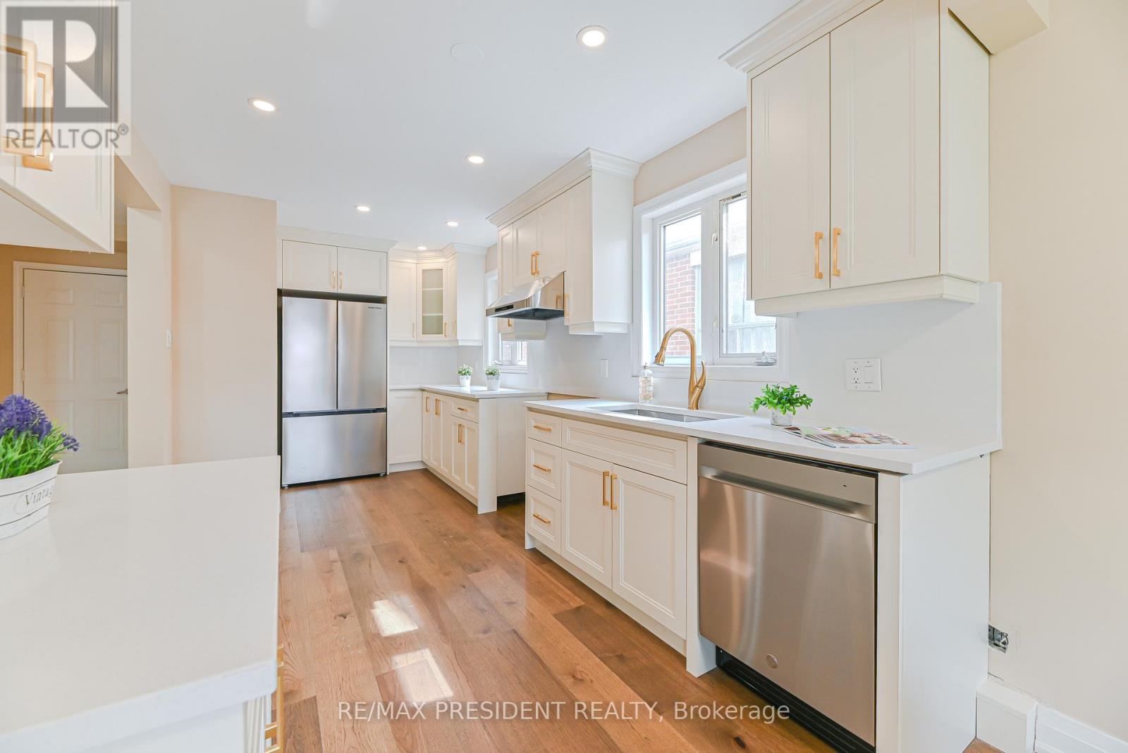 4 Lawnview Court, Brampton, Ontario  L7G 1T4 - Photo 9 - W12923568