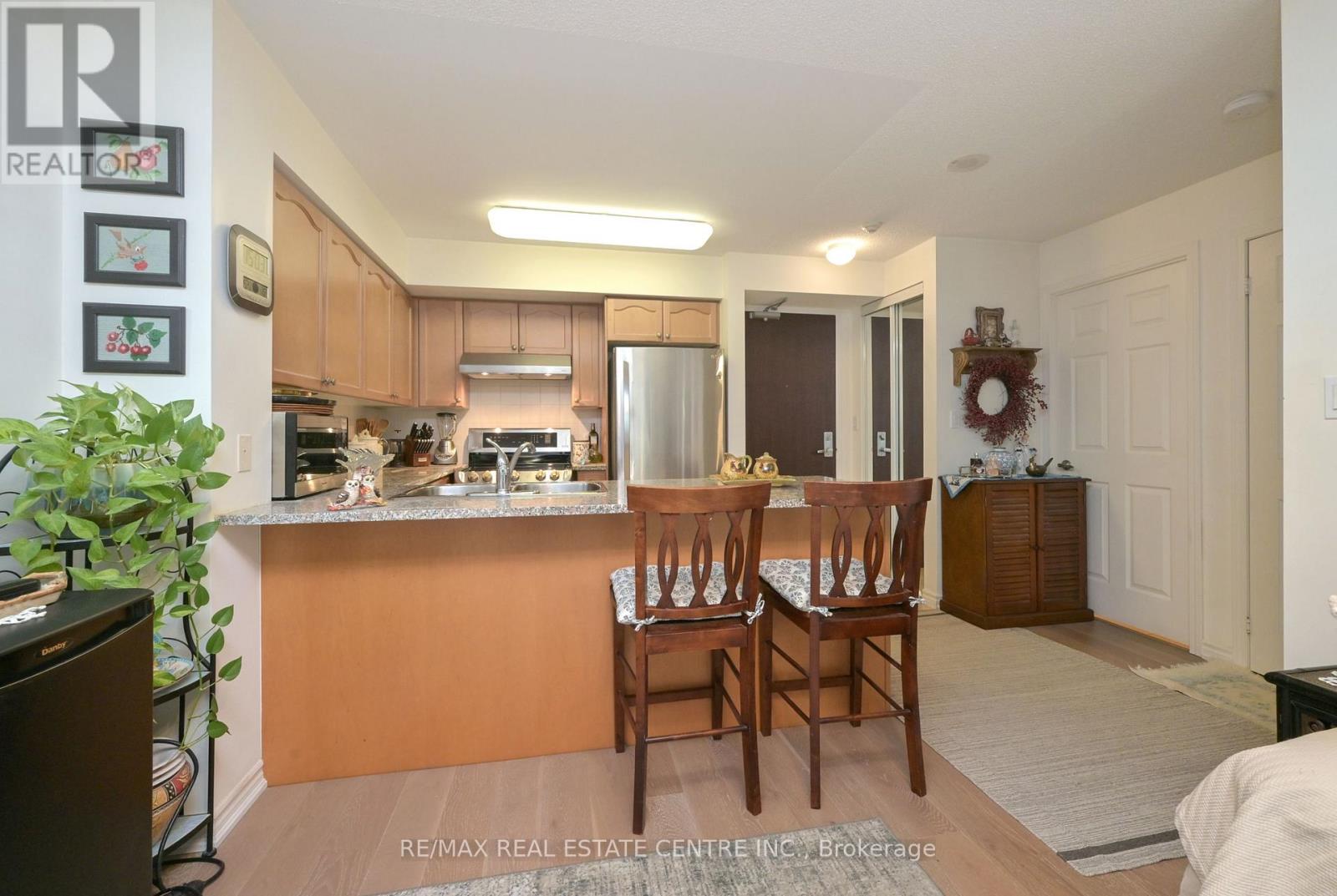 1108 - 335 Rathburn Road W, Mississauga, Ontario  L5B 0C8 - Photo 14 - W12923604