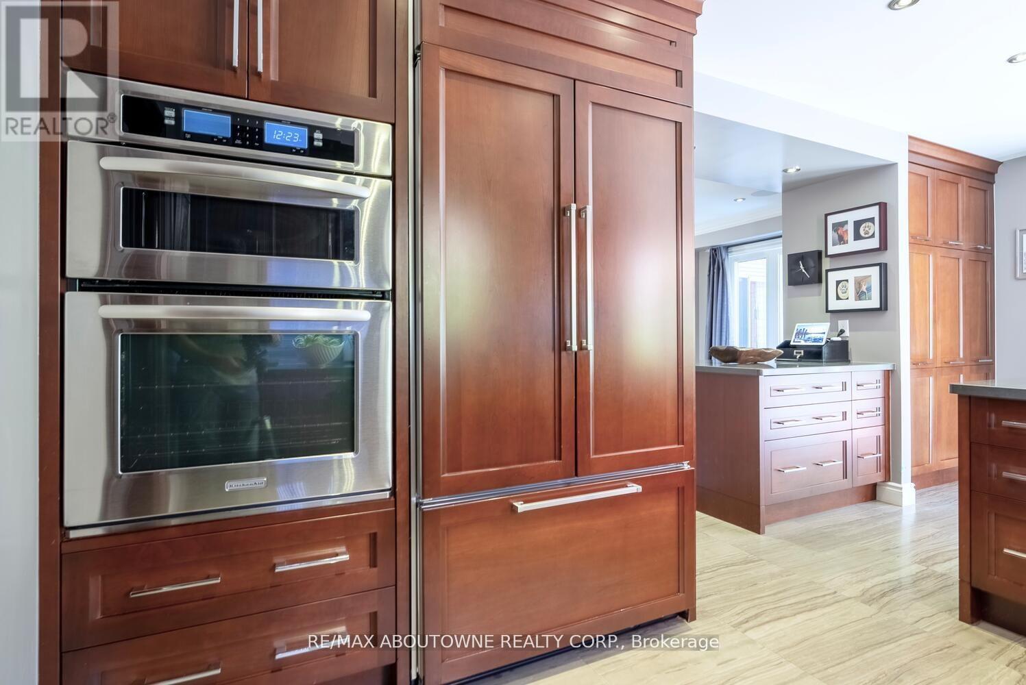 11 Morrison Creek Crescent, Oakville, Ontario  L6H 4C3 - Photo 10 - W12923648