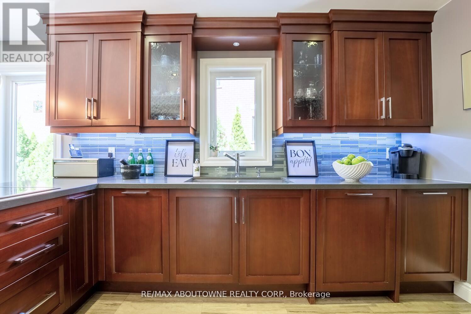 11 Morrison Creek Crescent, Oakville, Ontario  L6H 4C3 - Photo 11 - W12923648