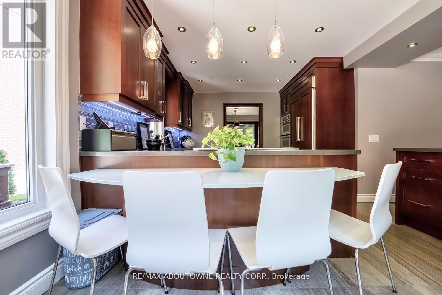 11 Morrison Creek Crescent, Oakville, Ontario  L6H 4C3 - Photo 12 - W12923648