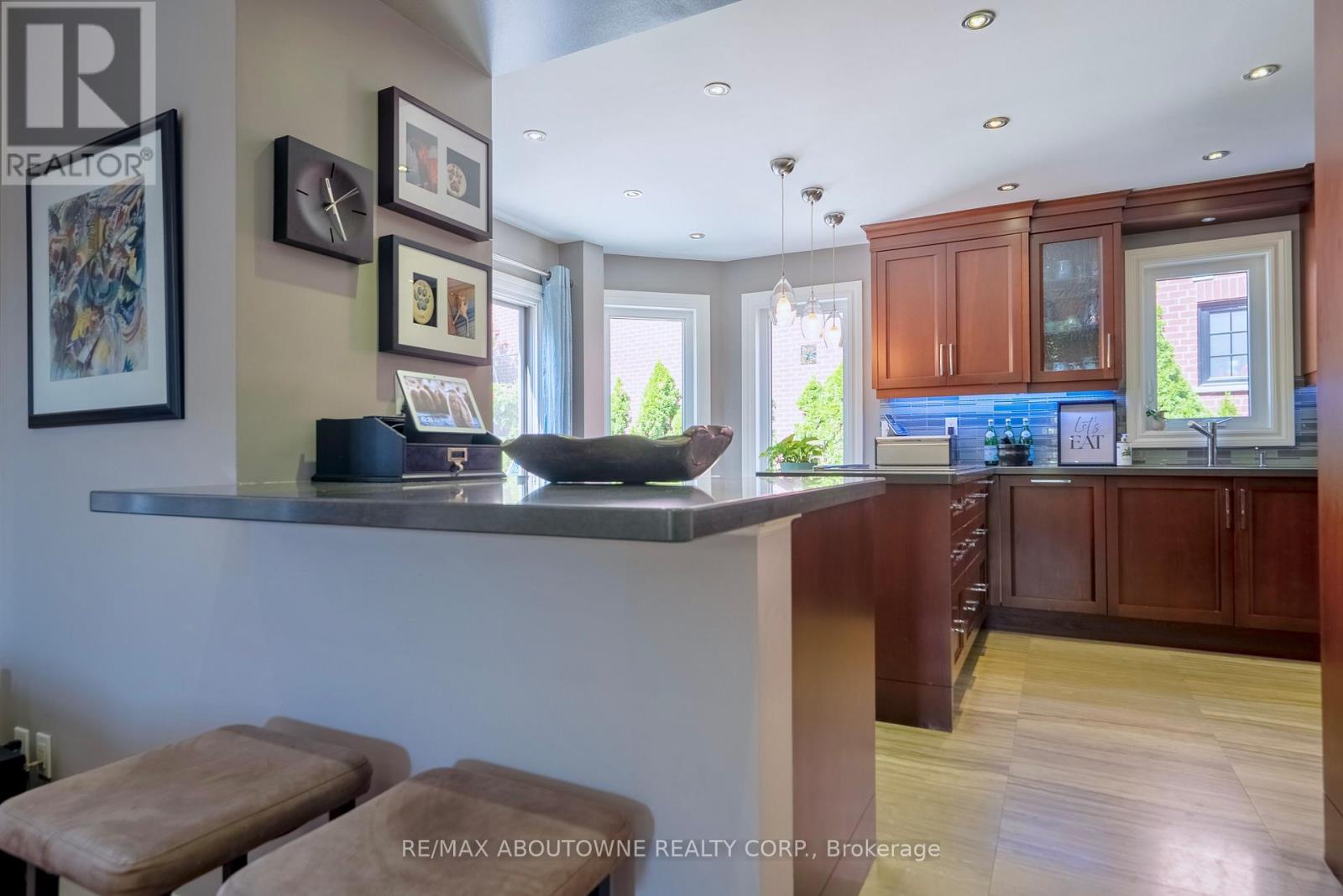 11 Morrison Creek Crescent, Oakville, Ontario  L6H 4C3 - Photo 13 - W12923648