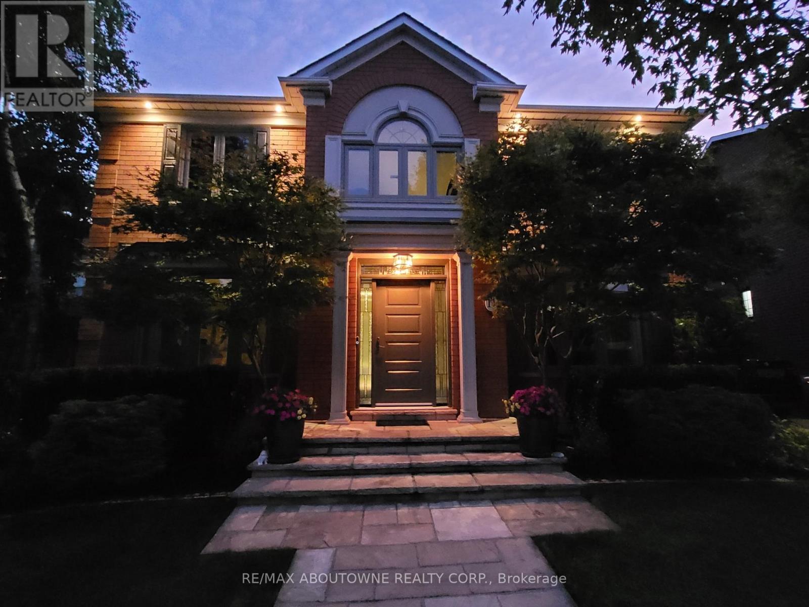 11 Morrison Creek Crescent, Oakville, Ontario  L6H 4C3 - Photo 2 - W12923648