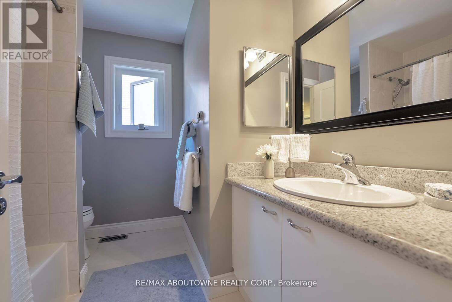 11 Morrison Creek Crescent, Oakville, Ontario  L6H 4C3 - Photo 27 - W12923648