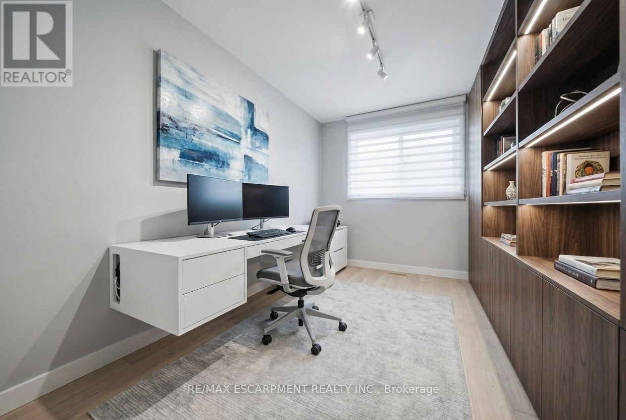 2228 Urwin Crescent, Oakville (Wo West), Ontario  L6L 2T2 - Photo 30 - W12923678