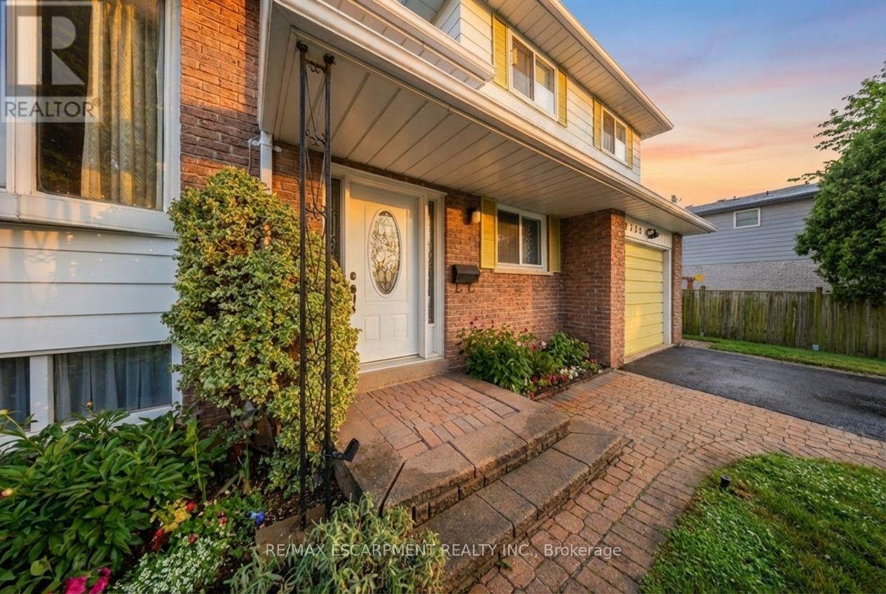 2228 Urwin Crescent, Oakville (Wo West), Ontario  L6L 2T2 - Photo 4 - W12923678