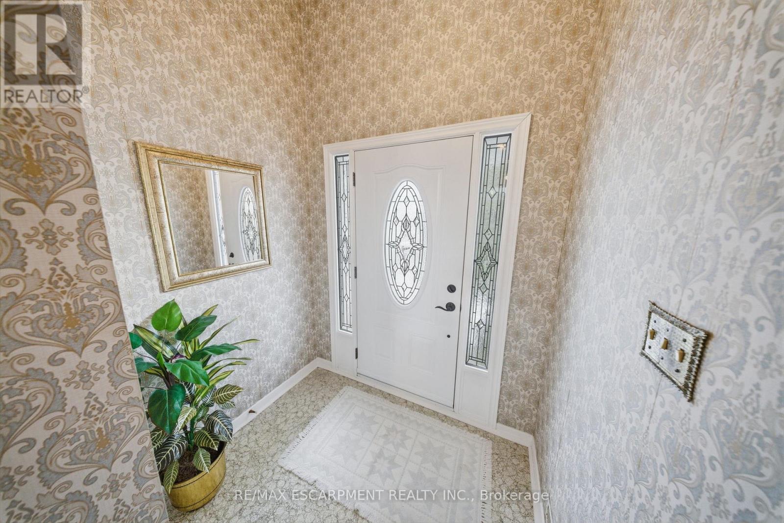 2228 Urwin Crescent, Oakville (Wo West), Ontario  L6L 2T2 - Photo 5 - W12923678