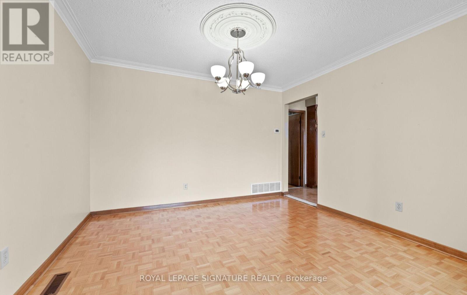 5 Acacia Avenue, Toronto, Ontario  M9M 1H6 - Photo 10 - W12923776