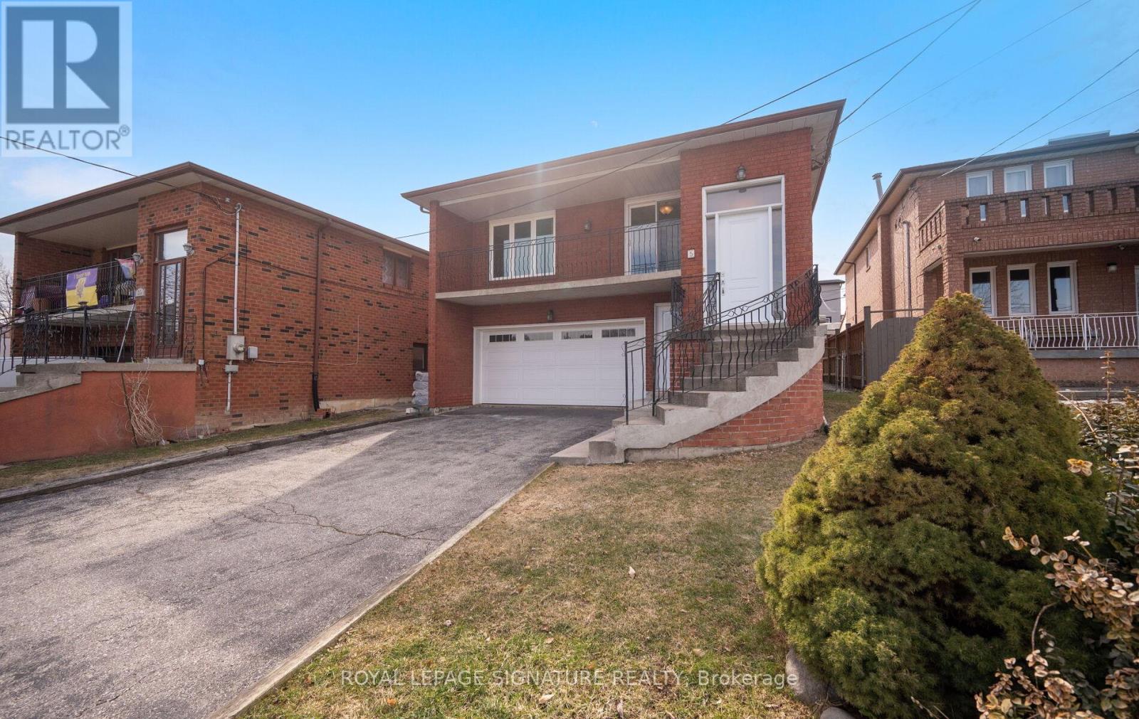 5 Acacia Avenue, Toronto, Ontario  M9M 1H6 - Photo 2 - W12923776