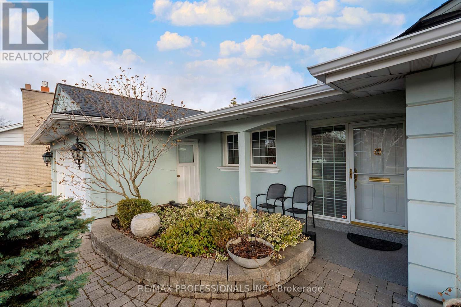 3 Conifer Drive, Toronto, Ontario M9C 1X3 - Photo 4 - W12923826