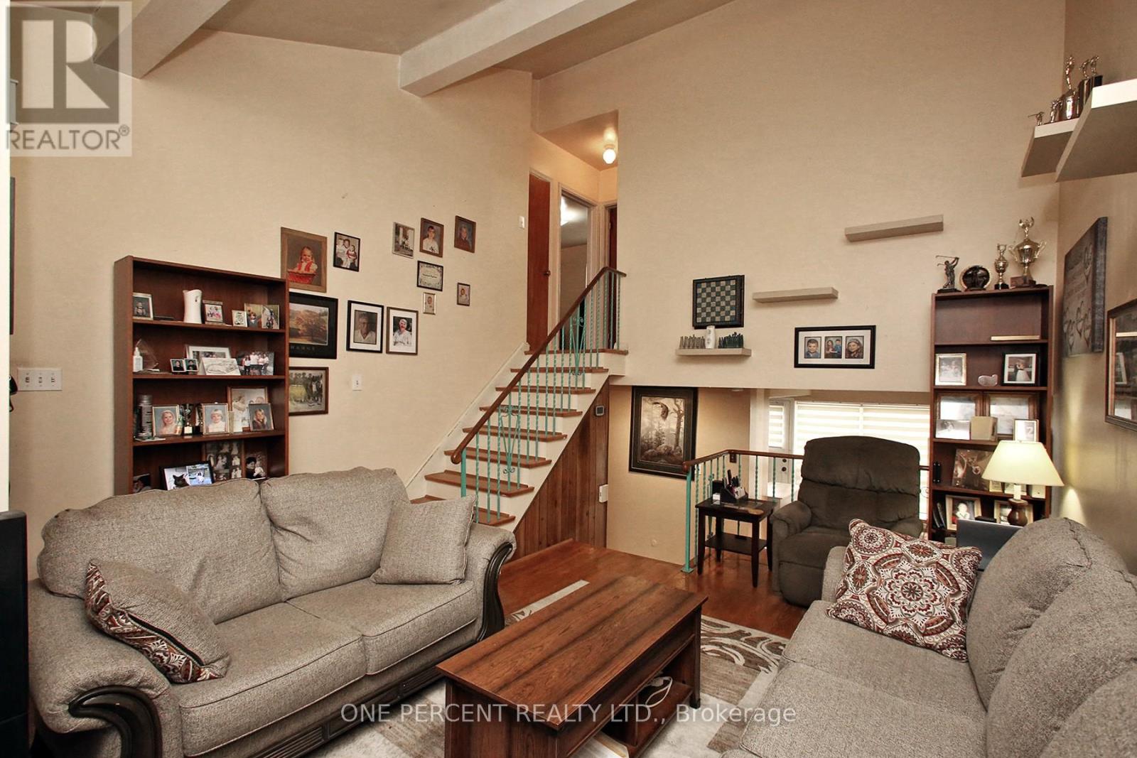 3074 Merritt Avenue, Mississauga, Ontario  L4T 1P2 - Photo 3 - W12923858