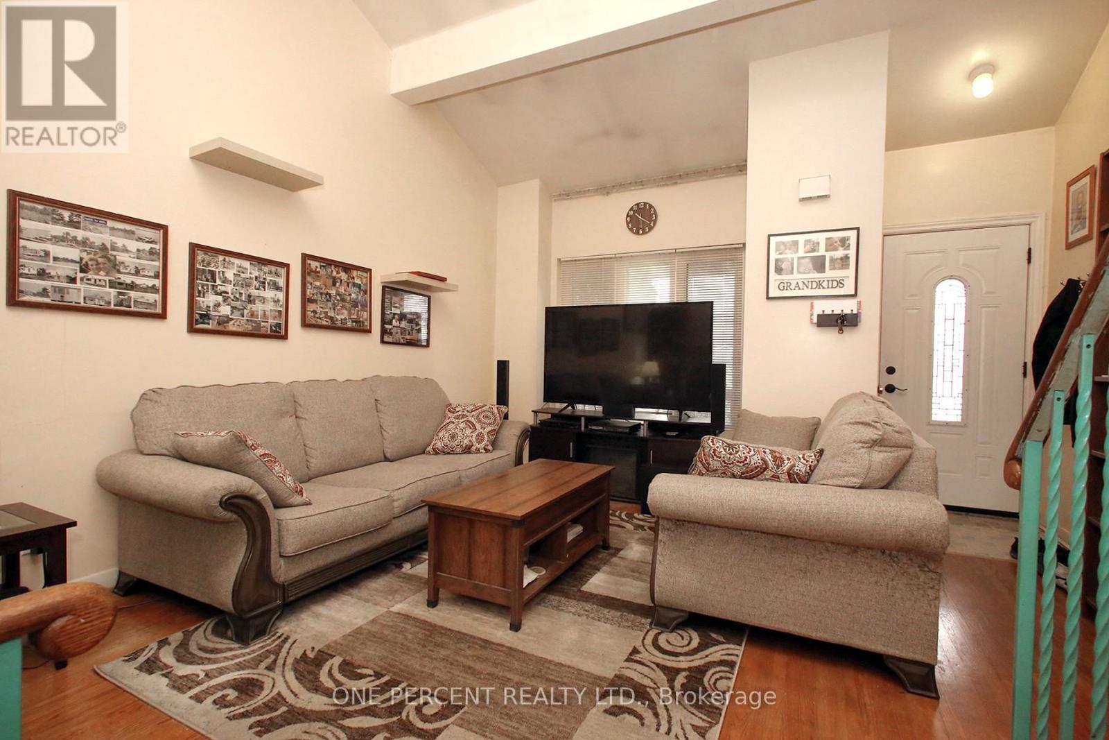 3074 Merritt Avenue, Mississauga, Ontario  L4T 1P2 - Photo 4 - W12923858