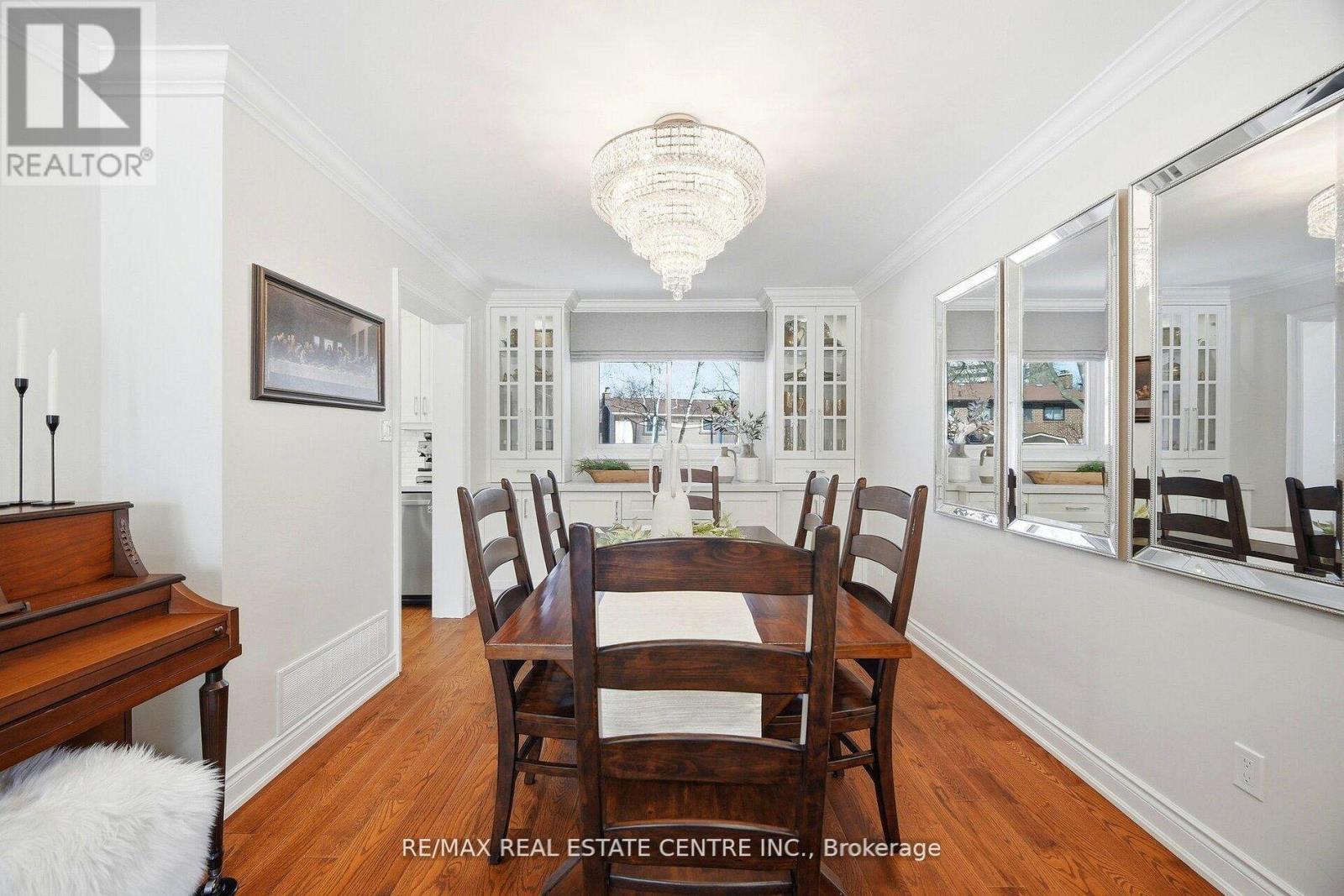 4253 Marblethorne Court, Mississauga, Ontario  L4W 2H9 - Photo 10 - W12923880