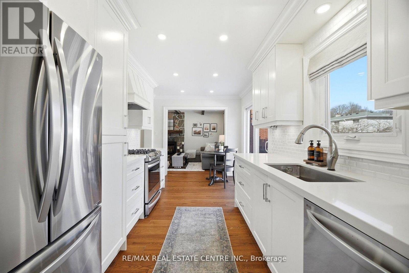 4253 Marblethorne Court, Mississauga, Ontario  L4W 2H9 - Photo 12 - W12923880