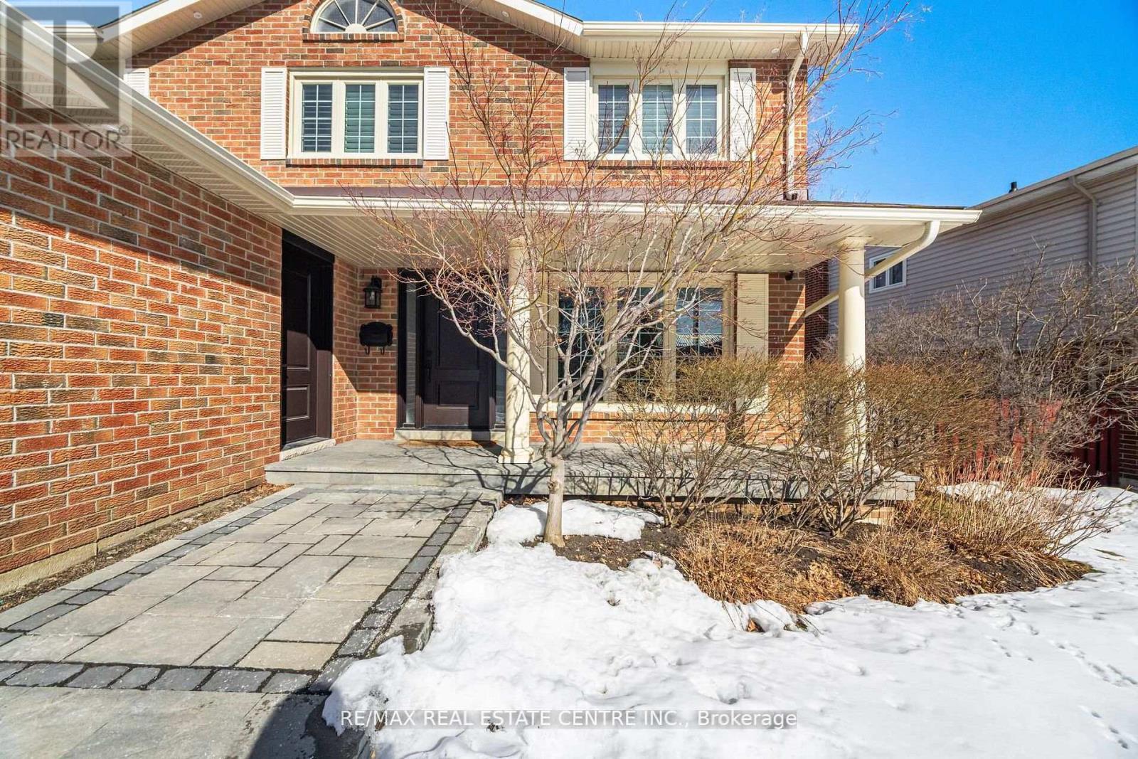 4253 Marblethorne Court, Mississauga, Ontario  L4W 2H9 - Photo 4 - W12923880