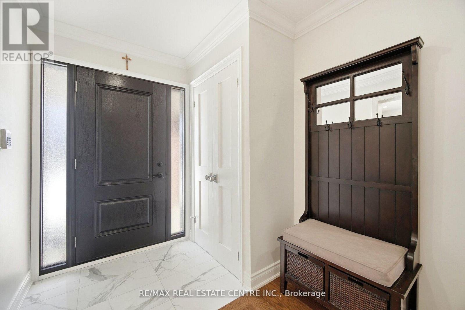 4253 Marblethorne Court, Mississauga, Ontario  L4W 2H9 - Photo 5 - W12923880