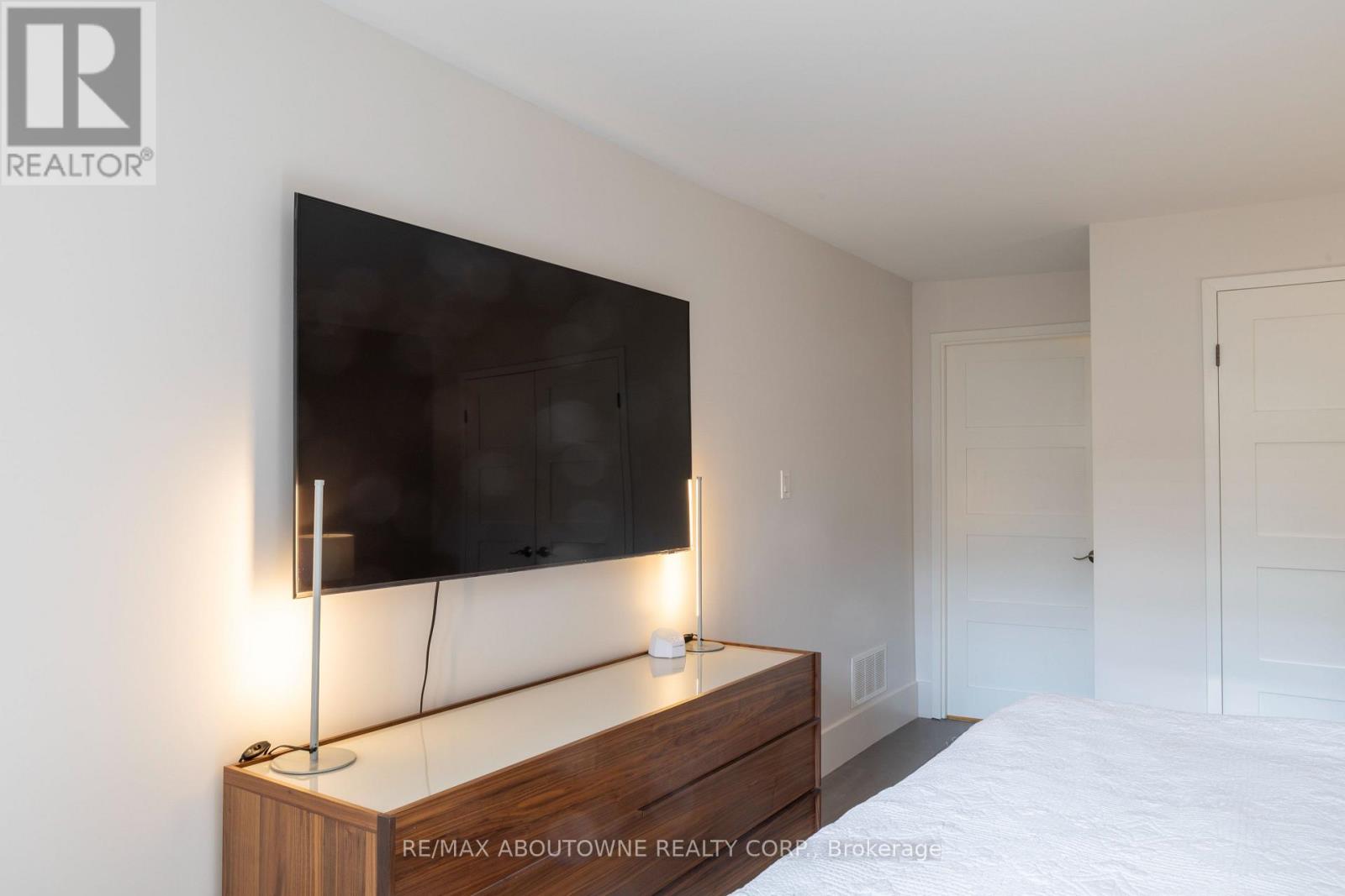 2 - 221 Robinson Street, Oakville, Ontario  L6J 7N9 - Photo 18 - W12923886