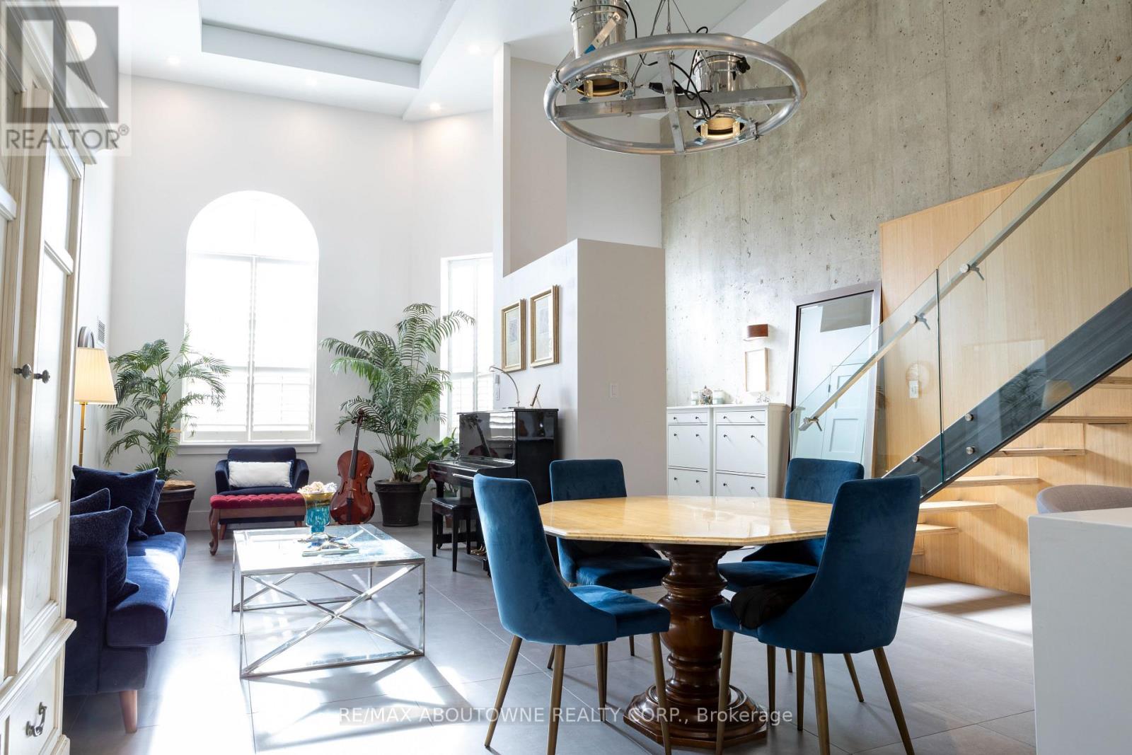 2 - 221 Robinson Street, Oakville, Ontario  L6J 7N9 - Photo 3 - W12923886