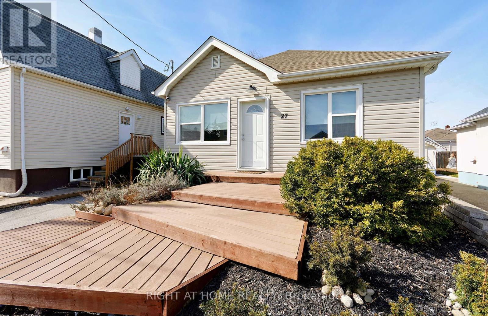 27 Brighton Avenue, St. Catharines (Facer), Ontario  L2M 5S6 - Photo 3 - X12923602