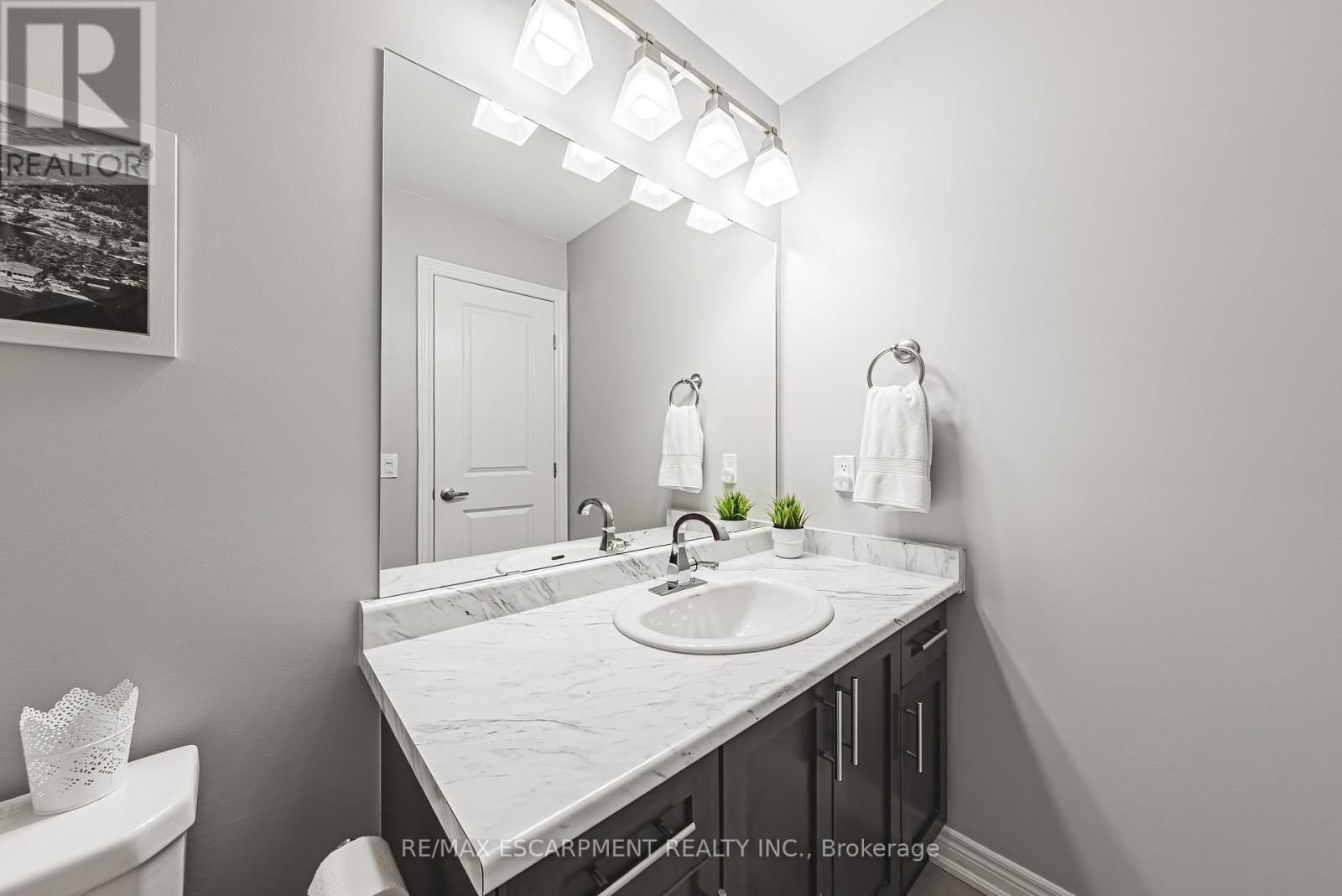 83 Southshore Crescent, Hamilton, Ontario  L8E 0J3 - Photo 17 - X12923716