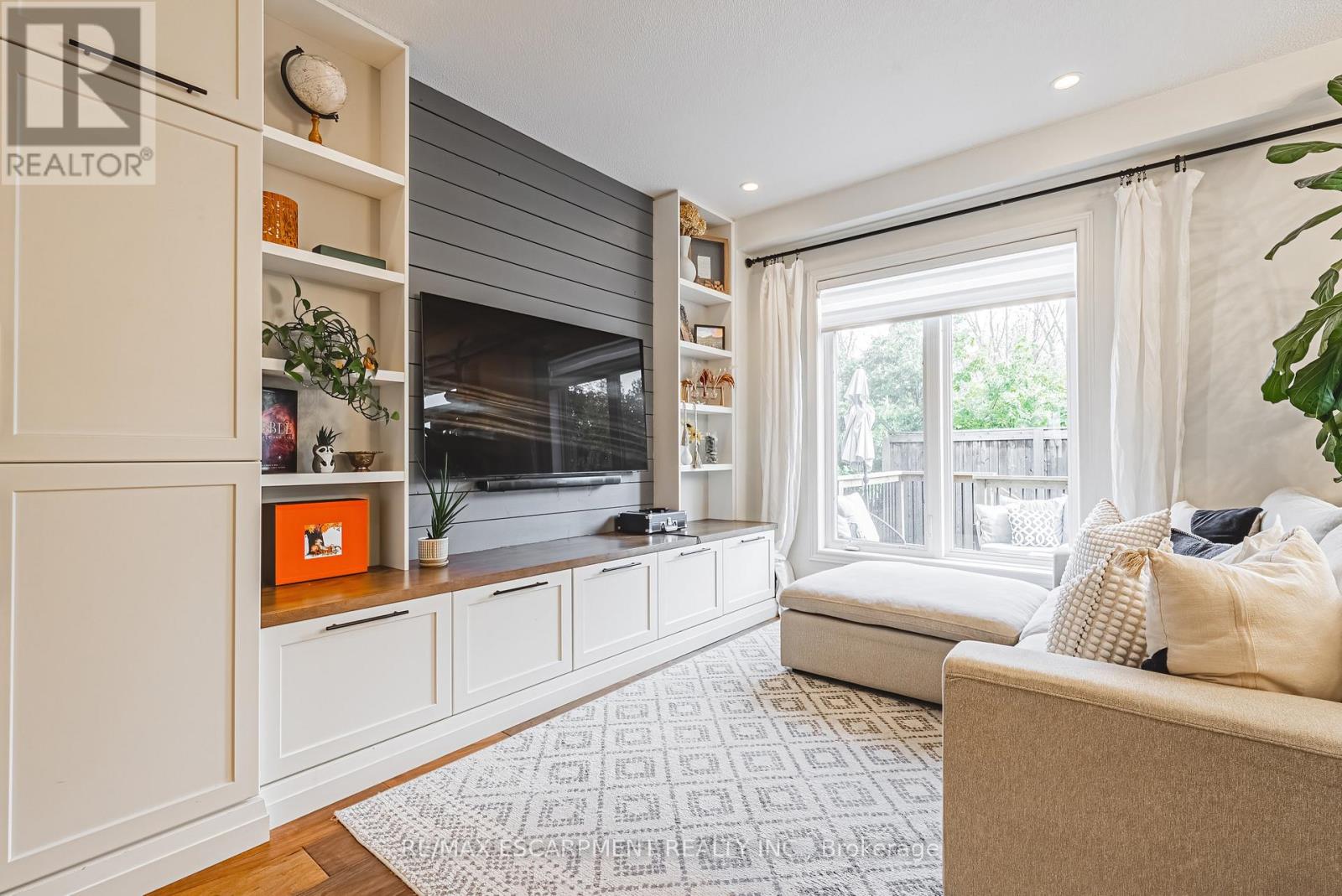 83 Southshore Crescent, Hamilton, Ontario  L8E 0J3 - Photo 3 - X12923716