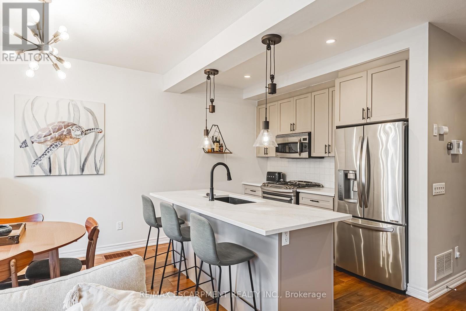 83 Southshore Crescent, Hamilton, Ontario  L8E 0J3 - Photo 4 - X12923716