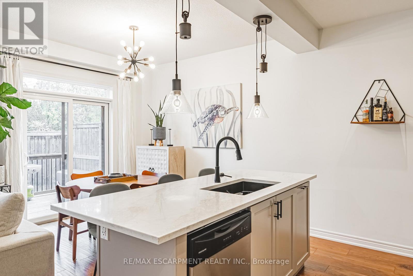 83 Southshore Crescent, Hamilton, Ontario  L8E 0J3 - Photo 6 - X12923716