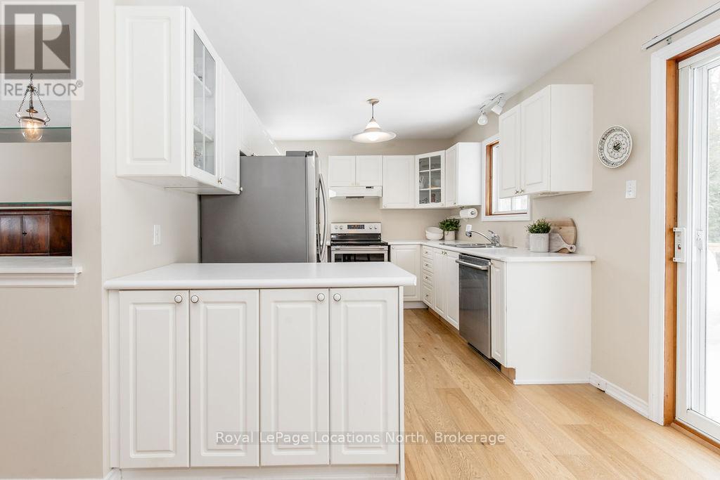 40 Fairway Crescent, Wasaga Beach, Ontario  L9Z 1B8 - Photo 10 - S12923984