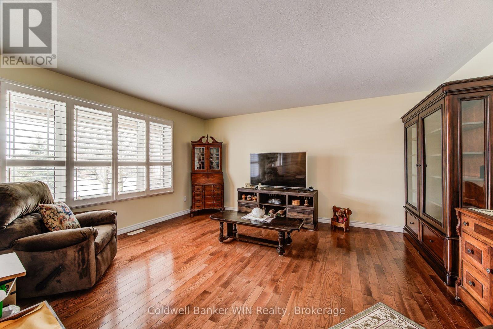 190 Sarah Road, Wellington North (Mount Forest), Ontario  N0G 2L2 - Photo 9 - X12924022