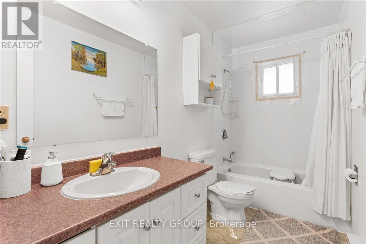 12 Chown Crescent, Belleville, Ontario  K8P 4P9 - Photo 11 - X12923946