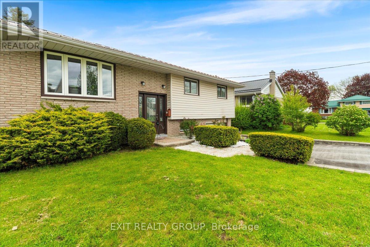 12 Chown Crescent, Belleville, Ontario  K8P 4P9 - Photo 2 - X12923946