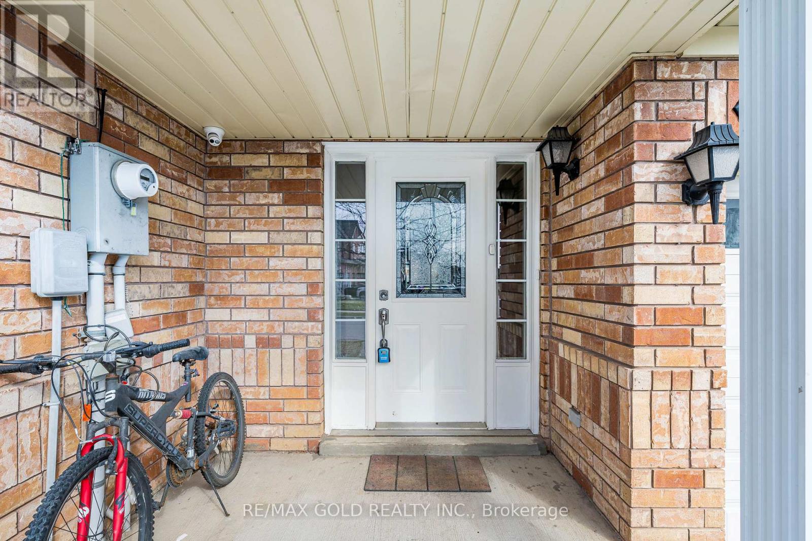 79 Roundstone Drive, Brampton, Ontario  L6X 0K6 - Photo 4 - W12921178