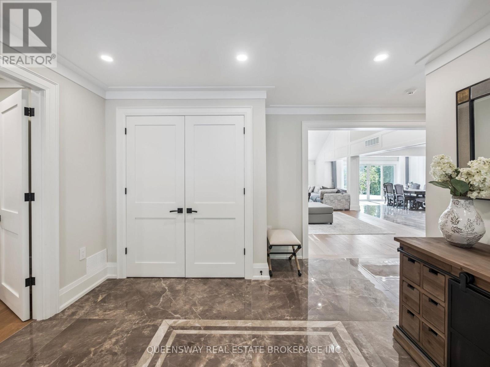 109 Woodriver Bend, Georgina, Ontario  L0E 1R0 - Photo 4 - N12924028