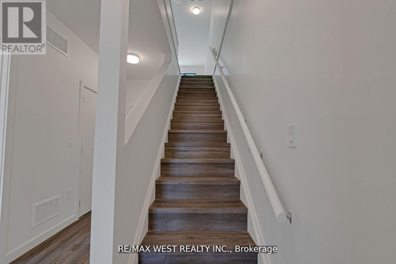 10 Rainwater Lane, Barrie (Holly), Ontario  L4N 9J6 - Photo 8 - S12924064