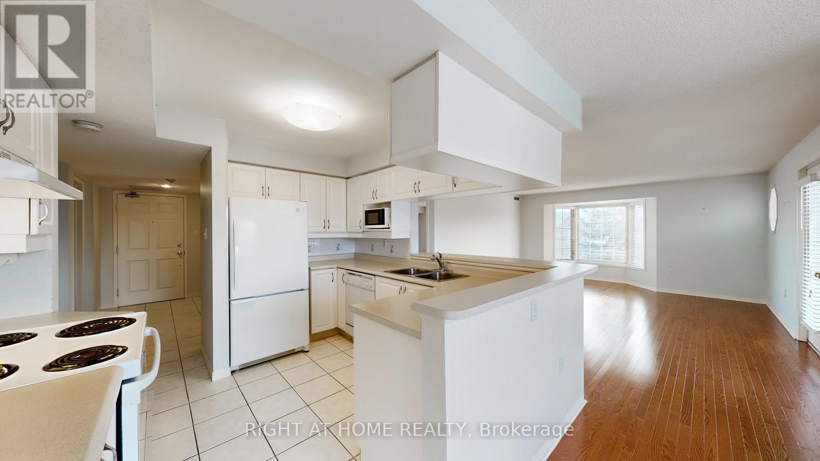 D408 - 216 Plains Road West Road W, Burlington, Ontario  L7T 4K8 - Photo 3 - W12923950