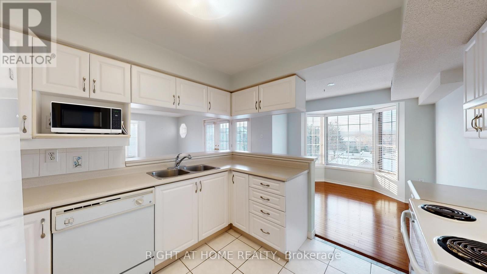 D408 - 216 Plains Road West Road W, Burlington, Ontario  L7T 4K8 - Photo 5 - W12923950