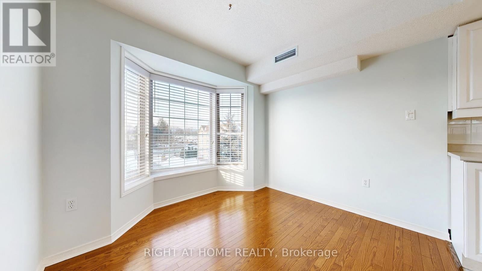 D408 - 216 Plains Road West Road W, Burlington, Ontario  L7T 4K8 - Photo 8 - W12923950