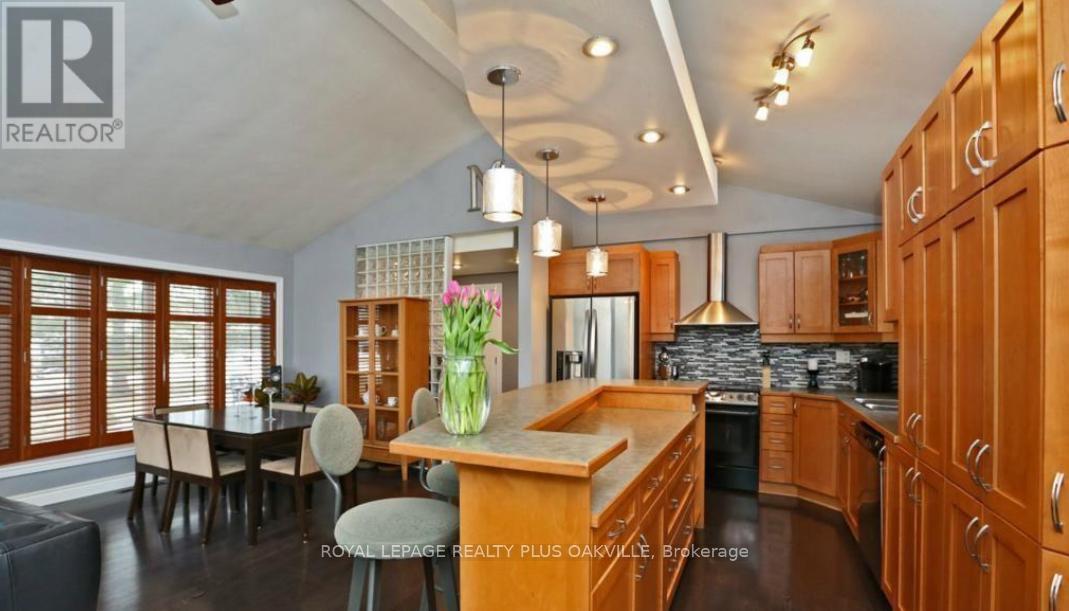 1065 Bomorda Drive, Oakville, Ontario  L6H 1Y3 - Photo 13 - W12923986