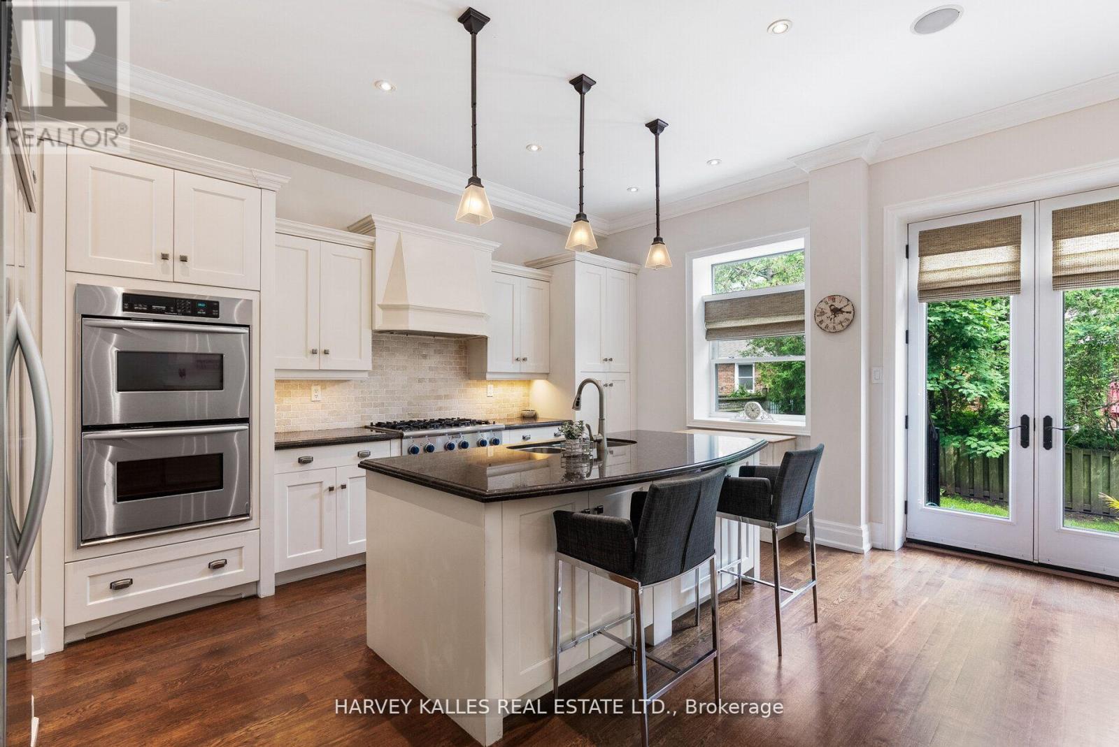 12 Reid Manor, Toronto, Ontario  M8Y 2H7 - Photo 10 - W12924032